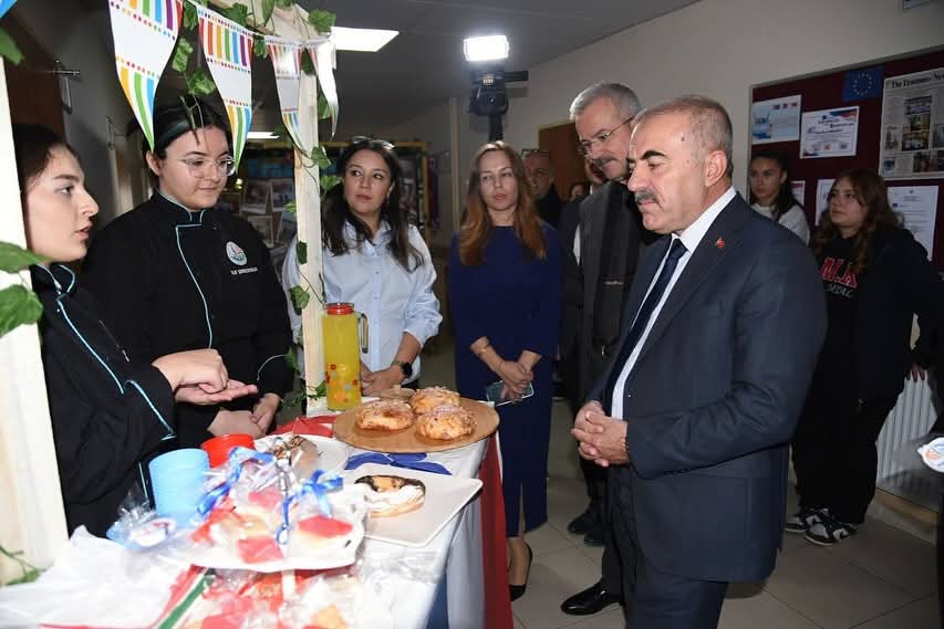 İlçemiz Gazi Mustafa Kemal Turizm Mesleki ve Teknik Anadolu Lisesi Erasmusdays Günleri kapsamında farklı ülkelerin kültürlerini tanıtmayı amaçlayan önemli bir etkinliğe imza attı.
karesi.meb.gov.tr/www/ilcemiz-ga…