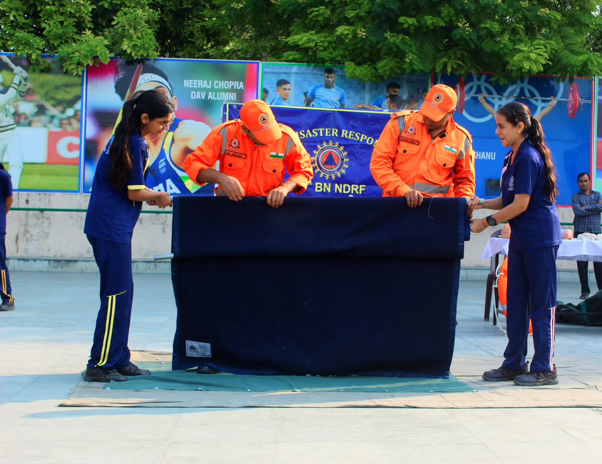 @16ndrf
#DisasterPreparedness
🔸School Safety Programme
🔸Location: Darbari Lal DAV Model School, Shalimar    
         Bagh, Delhi.
 🔸Participants: Students &amp; Staff
 🔸Sessions Covered: Disaster preparedness, first aid, 
         CPR, evacuation &amp; rescue drills .
<a href="/NDRFHQ/">NDRF India I राष्ट्रीय आपदा मोचन बल 🇮🇳</a>