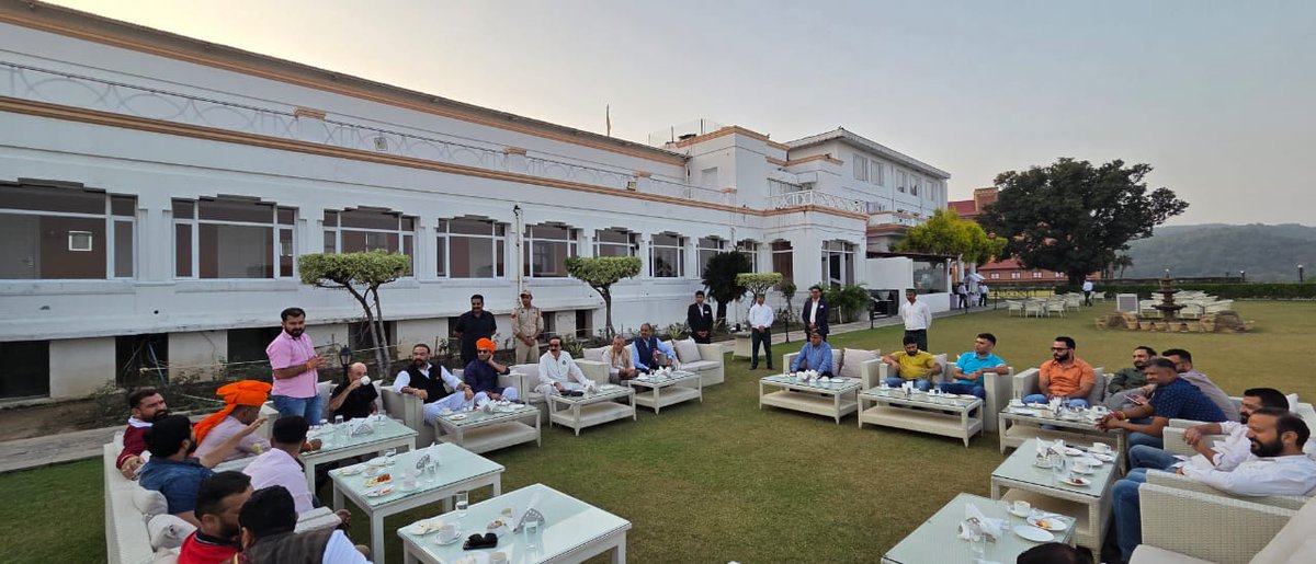 crsinghbhati's tweet image. विगत दिनों जम्मू प्रवास के दौरान जम्मू-कश्मीर राजपरिवार एवं डोगरा राजपूत प्रतिनिधिमंडल से सौजन्य भेंट हुई। इस अवसर पर सांस्कृतिक, सामाजिक और ऐतिहासिक विषयों पर सार्थक संवाद हुआ।