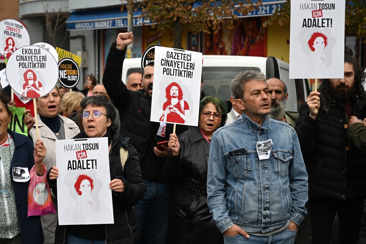 <a href="/HakanTosunn/">Hakan Tosun</a> Vatan demektir ! 
Binlerce yürek, Hakan'ı ebediyete uğurladı. Her ✌️ cihanda da hesabı sorulacak! #HakanTosunaNeOldu 
#karıncalarbi̇rleşi̇n #susma #sustukça #sıra #sana #gelecek