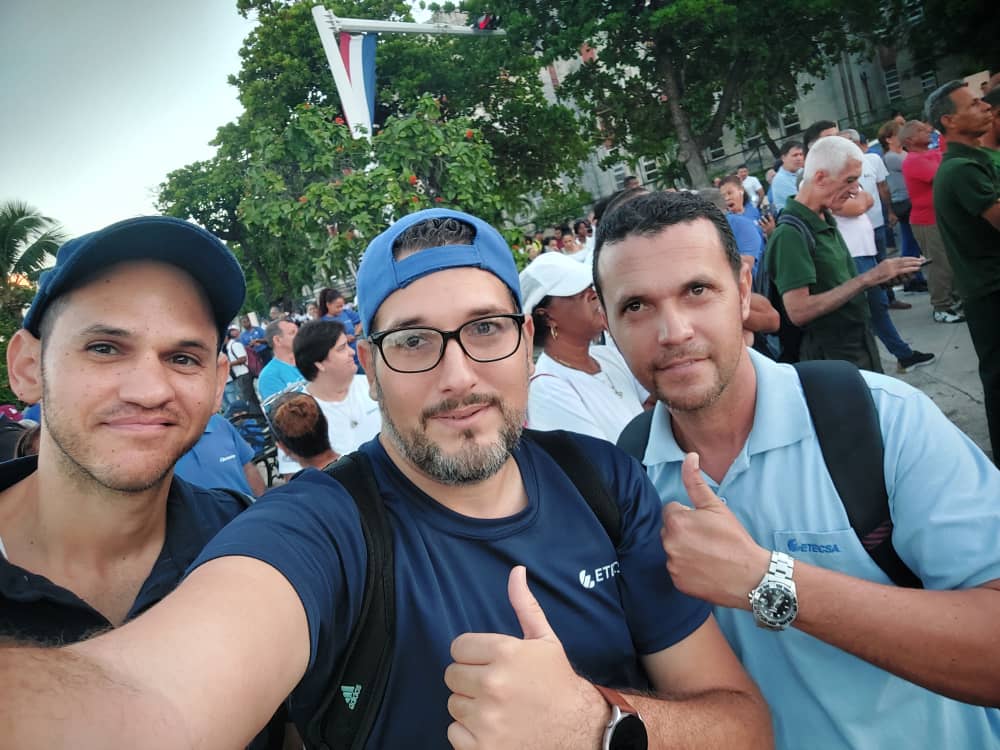 DCTI_ETECSA's tweet photo. Los trabajadores de la DCTI @ETECSA_Cuba apoyando al hermano pueblo de Venezuela
#DCTI
#EtecsaConCuba https://t.co/cvKwuW8ZIo