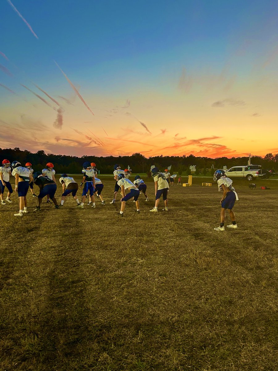RAGranthamIV_2's tweet image. Last practice of the season, was a good one. Go get em boys! #jrwolves #EarnSuccess #BeatTheEagles