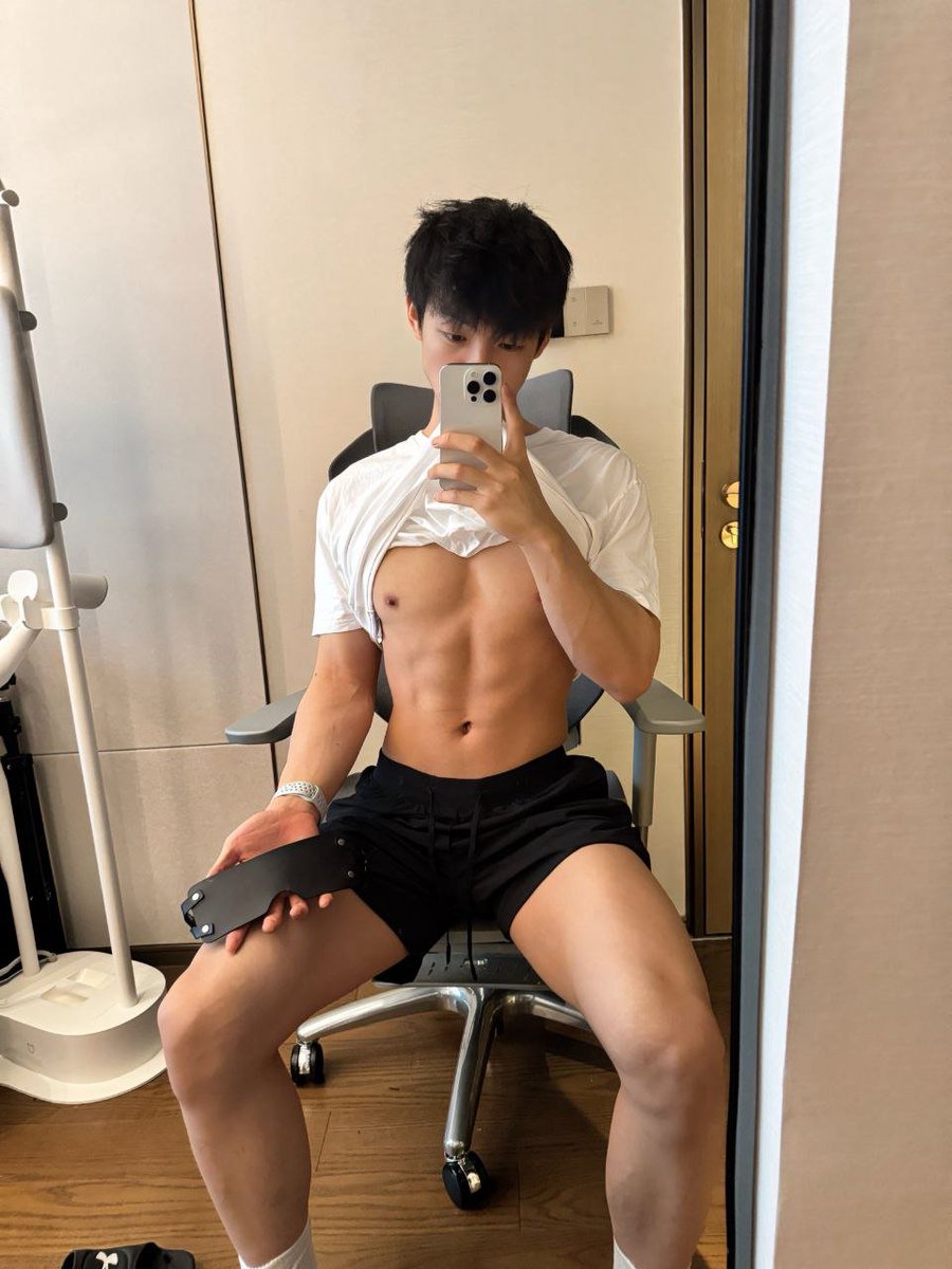 明天周末，又放假了，想找人约炮，人已在酒店，想怎么玩，私信报位置不远的可以来玩玩