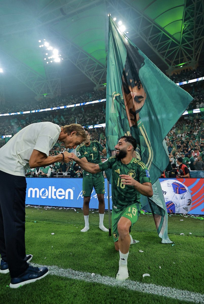 ارجو من جميع الملوك أن يصوروا هذا المشهد وأن يغردوا به من حساباتهم
لينتشر أكثر
فهو الجائزة الأقوى والرد الذي يقهر اتحادات
اللوبي المترهلة.

@القناة الأهلاوية
كنترول الرياض