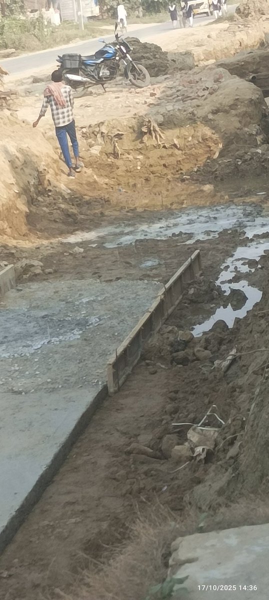 विजयदशमी से पहले ही खोद दिया गया माल्दह मे नाला निर्माण का गड्ढा। अभी तक काम अधूरा। सामने वाले घर, दुकानदार,  परेशान। कृपया छठ त्योहार से पहले पूर्ण कराने की कृपा करें। 
--नवलपुर- सिकन्दरपुर मार्ग  (उ प्र) (727B) 
<a href="/dmballia/">DM Ballia</a>
<a href="/myogiadityanath/">Yogi Adityanath</a> <a href="/nitin_gadkari/">Nitin Gadkari</a>