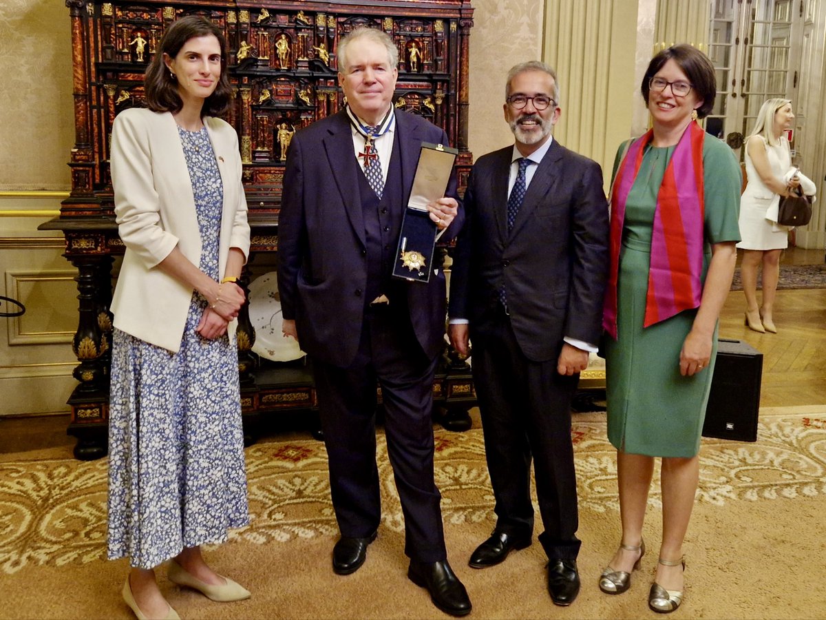 Foi um prazer estar recentemente presente no Ministério dos Negócios Estrangeiros onde o Sr. Dr. Charles Tannock, MBE, cidadão irlandês e britânico, foi agraciado com a medalha da Ordem do Infante D.Henrique.