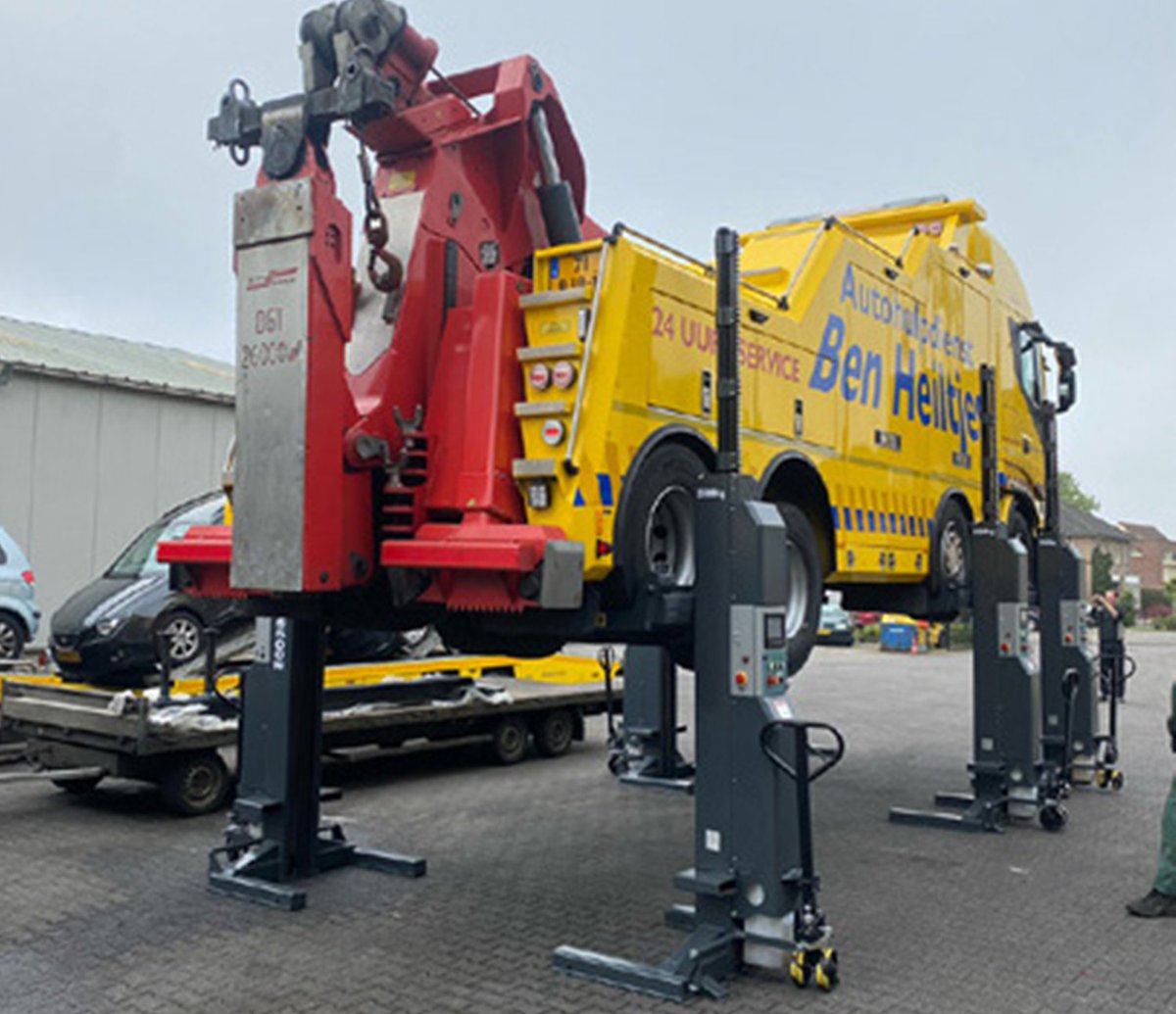 HickleysLtd's tweet photo. Earlier this year Dama added this amazing wireless lifting system to their range. Each column has a capacity of 8500kg which means a base set of 4 columns has a lifting capacity of 34,000kg but more columns can be added in pairs to lift very large vehicles. https://t.co/iFrZV3HSpI