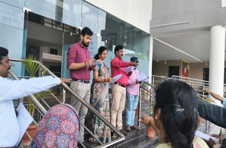 cwslgds's tweet photo. On the event of Swachhata Pakhwada-LGDS Carriage Workshop conducted Swachhata Pledge at various places in Workshop. https://t.co/zwNkWgfoA8