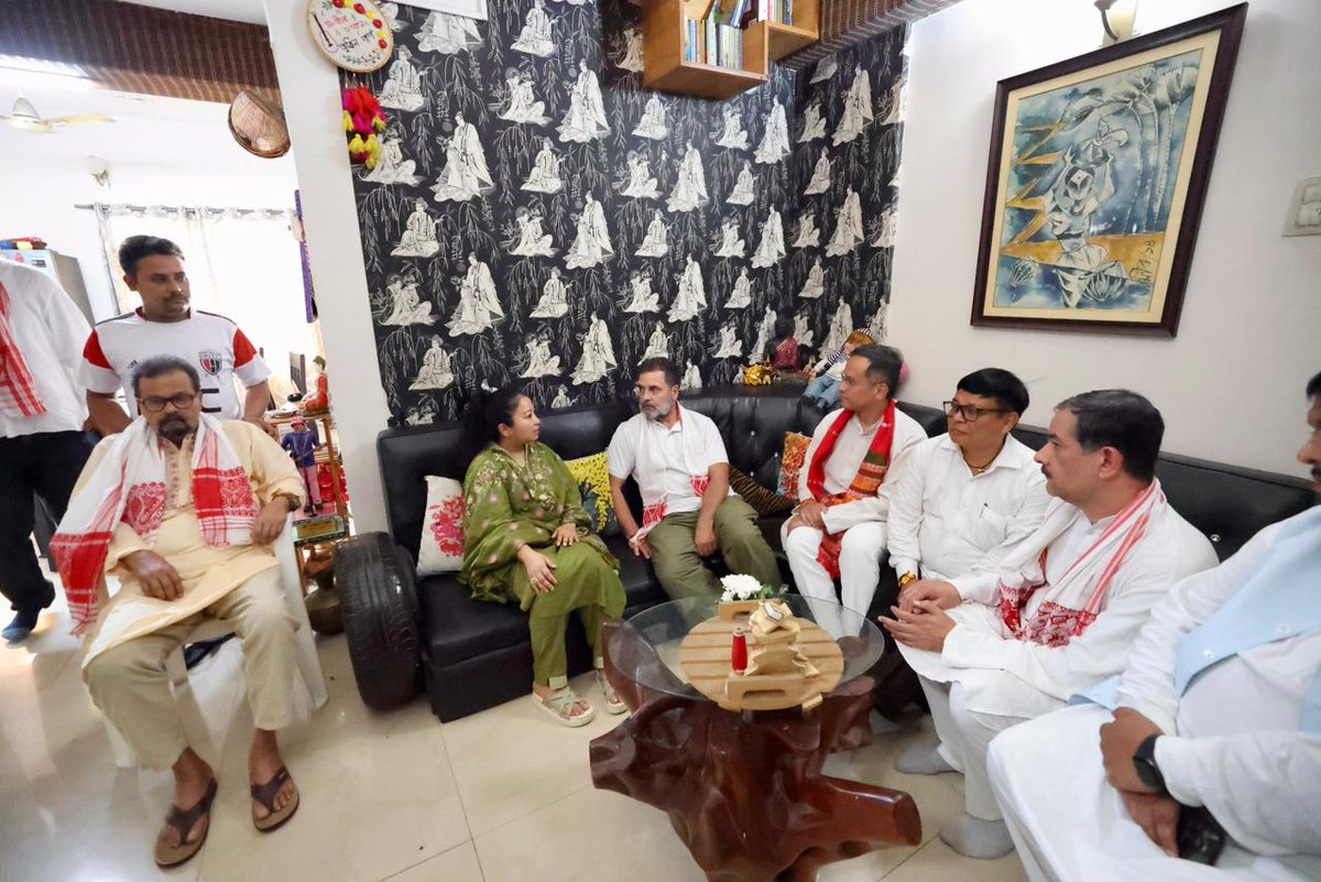 Ashutosh kumar tripathi (@ashutripathy) on Twitter photo लोकसभा में विपक्ष के नेता श्री <a href="/RahulGandhi/">Rahul Gandhi</a> असम के प्रसिद्ध सांस्कृतिक आइकन स्वर्गीय श्री जुबिन गर्ग के परिवार से शोक संवेदना प्रकट करने गुवाहाटी पहुँचे।
जुबिन जी एक ऐसे महान कलाकार थे जिनके संगीत ने लाखों दिलों को छुआ।
📍असम लोकसभा में विपक्ष के नेता श्री <a href="/RahulGandhi/">Rahul Gandhi</a> असम के प्रसिद्ध सांस्कृतिक आइकन स्वर्गीय श्री जुबिन गर्ग के परिवार से शोक संवेदना प्रकट करने गुवाहाटी पहुँचे।
जुबिन जी एक ऐसे महान कलाकार थे जिनके संगीत ने लाखों दिलों को छुआ।
📍असम