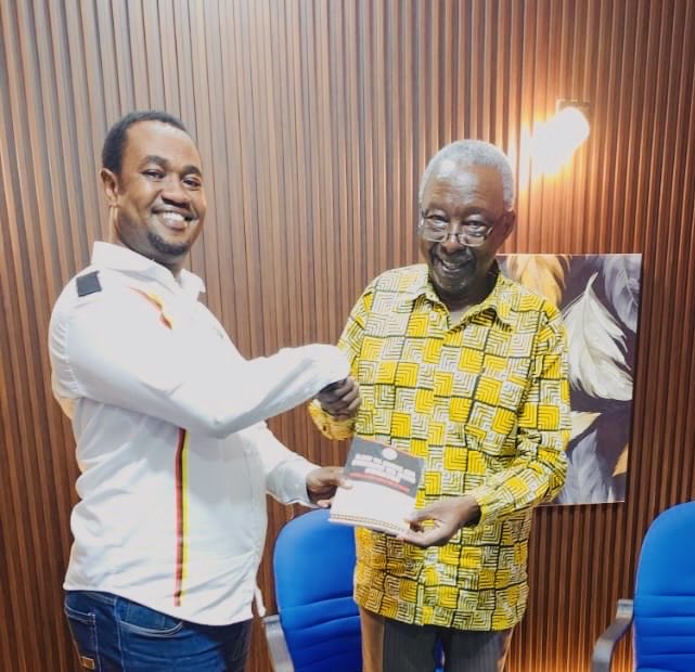 Katibu wa Sekretariati ya CHAUMMA Taifa na Mkurugenzi wa Itikadi, Mafunzo na Elimu kwa Umma, Edward Kinabo (kushoto), akimkabidhi Ilani ya CHAUMMA 2025 - 2030 nguli wa Tasnia ya Habari, Mzee Jenerali Ulimwengu,  katika Ofisi ya chombo cha habari " The Chanzo" jijini Dar-es-Salaam