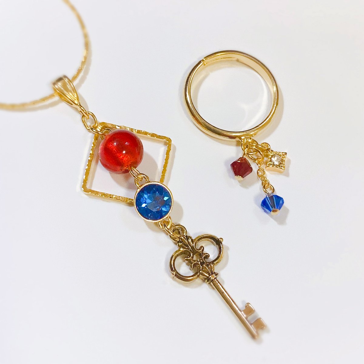 24金の金箔が仕込まれた深紅のベネチアガラスと静謐な青のクリスタル