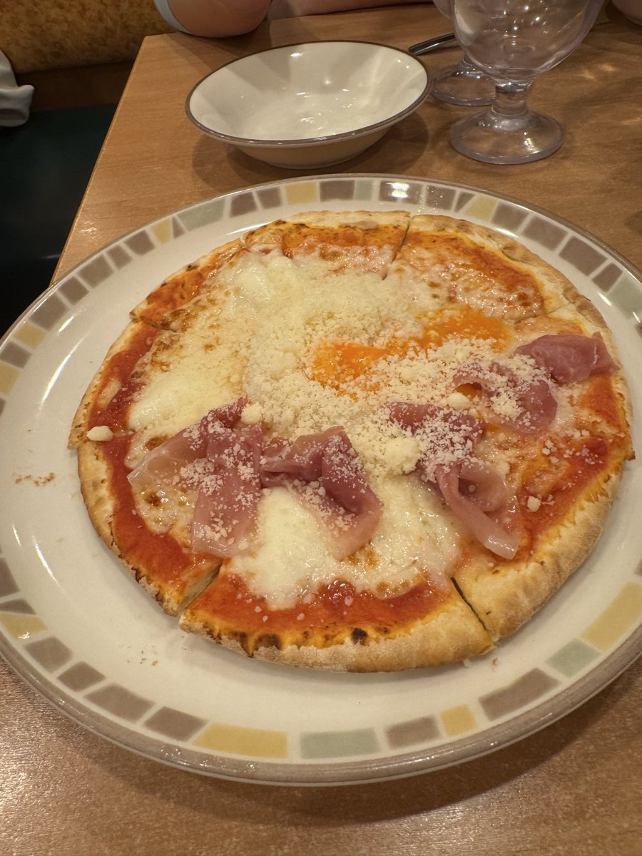 お久しぶりのサイゼリヤ
締めはマルゲリータに生ハムと半熟卵と粉チーズをトッピングで美味しくいただいてお腹パンパンっす
散々飲み食いしたのに、お会計は相変わらず安いんだよなー