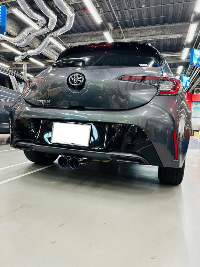 TOYOTAのカローラスポーツにHKSのマフラー『LEGAMAX Sports』を取り付け致しました！
センター2本出しレイアウトで、よりスポーティーな印象を与えます。
独特なパイプレイアウトを採用したサウンドチューンにより、楽しい走りがより出来るように爽快なサウンドに仕上がってます！