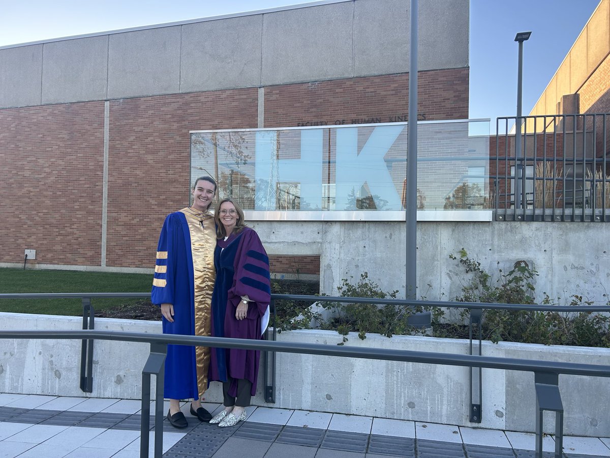 SPPARC_UWindsor's tweet image. Happy convocation day, Dr. Paré!! @KristaJChandler @mpare22 @uwinkinesiology