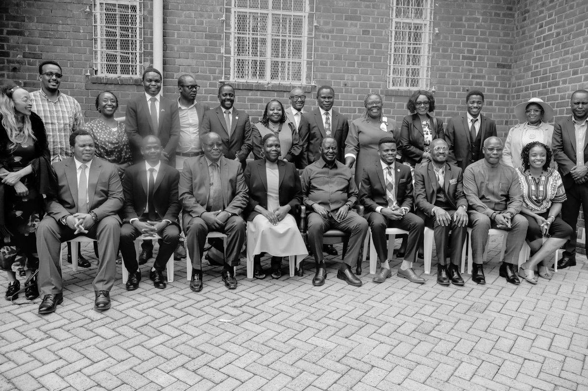 Kenya, Africa and the world mourns the death Rt. Hon. <a href="/RailaOdinga/">Raila Odinga</a> , the father of the country's democracy and a great son of Africa. We'll forever miss your wisdom, your rich history, and those unforgettable conversations in fluent German.
Ruhe in Frieden, Baba. Till we meet 🙏