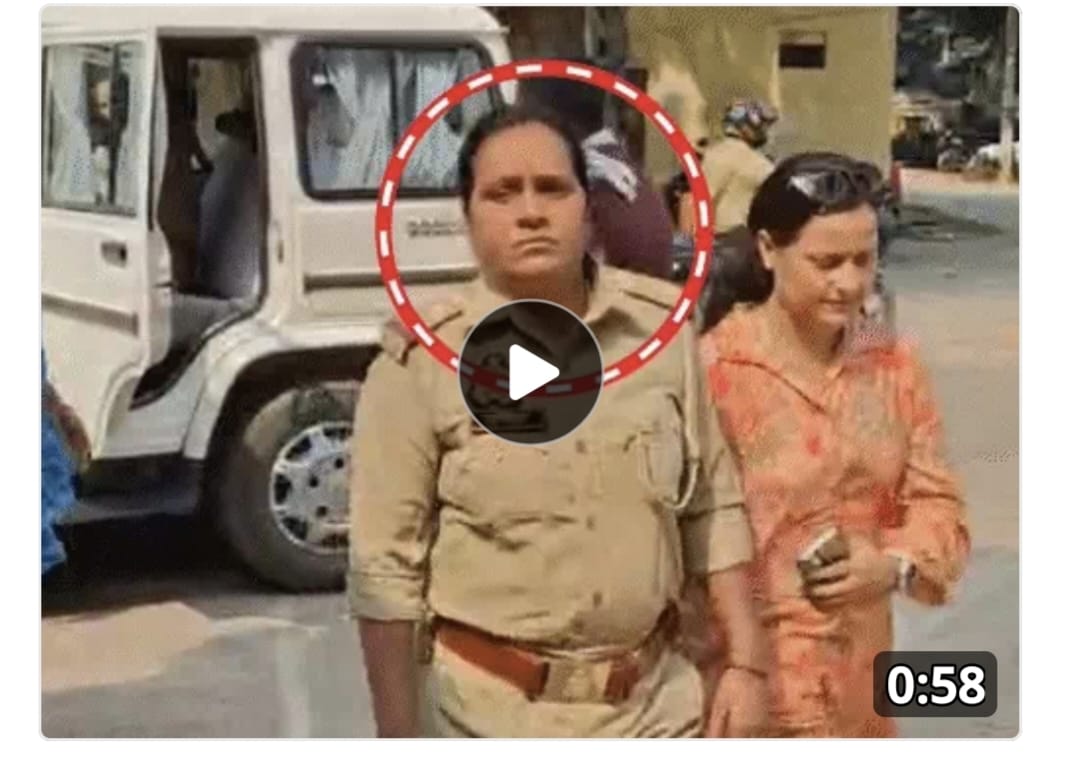 उत्तर प्रदेश पुलिस काशी का अद्भुद कारनामा 👇

👉एंटीकरप्शन टीम ने इन्हें 10हज़ार रिश्वत के जुर्म में गिरफ्तार किया।

👉महोदया पहले रौब झाड़ रही थी, फिर मामला सेटल करने की कोशिश करने लगी।

👉फिर भी इन्हें कैंट थाने ले जाया गया, अग्रतर कार्यवाही की जा रही।

👉इनका नाम सुमित्रा देवी