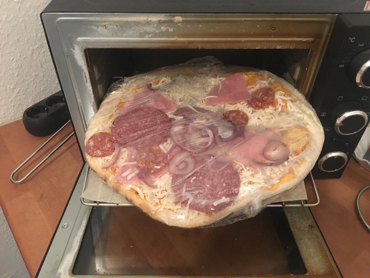 Die Pizza von #GustavoGusto ist so groß, dass sie nicht in meinen ALDI-Mini-Ofen passt! Derzeit gibt es die Pizza bei #KAAS für nur 2,49 Euro! Und ja, auch ohne Plastikverpackung passt sie nicht rein. Danke für den Hinweis.