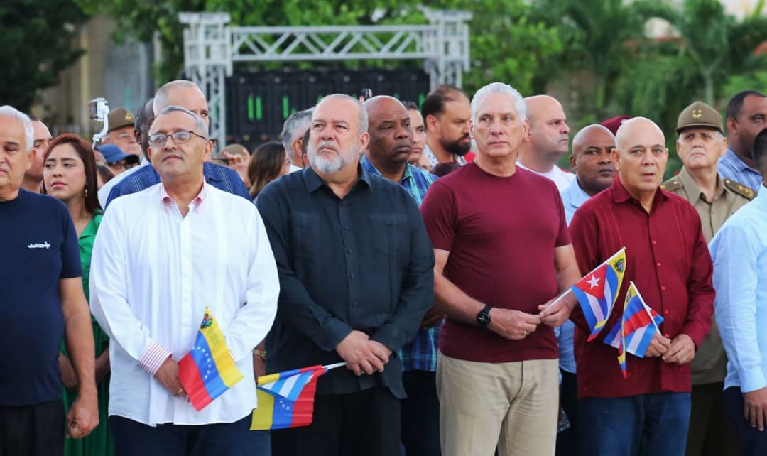 🇨🇺🇻🇪 ¡Aquí Cuba con Venezuela! ¡Viva Venezuela! Resuena esta mañana entre el pueblo habanero reunido ante el monumento a Simón Bolívar en la Avenida de los Presidentes.
