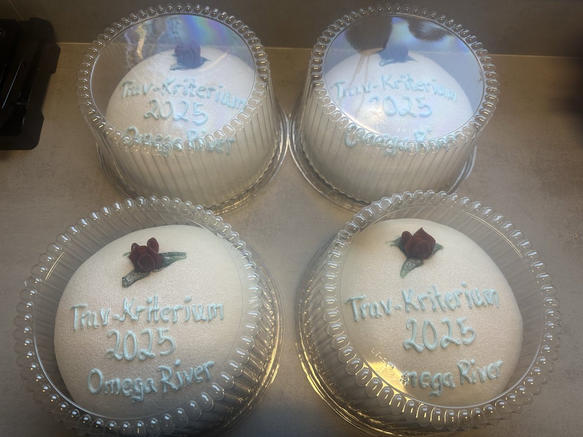 Idag har vi blivit bjudna på dessa snygga (och goda) tårtorna av Stall SoFo som äger Kriteriumvinnaren Omega River! 🤩🎂 tack så mycket!
