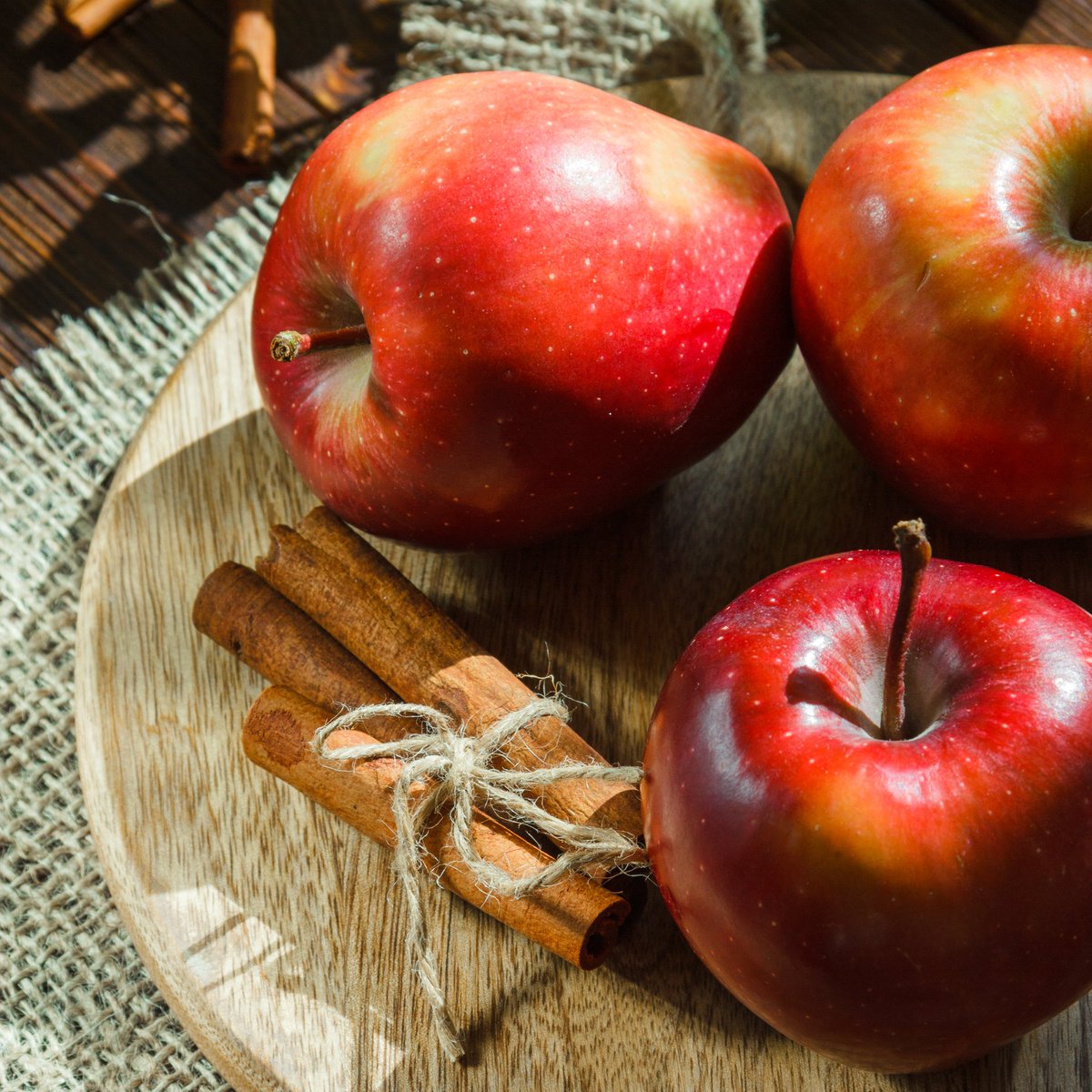 Urcisol's tweet photo. 🍎🍂 Otoño: sabor a manzana y canela.

🥮 ¿Sabías que la canela potencia el dulzor natural de la manzana, reduciendo la necesidad de añadir azúcar en postres y recetas?

#otoño #manzana #canela #urcisol #agricultura #alimentaciónsaludable https://t.co/LhFP6sw5BO