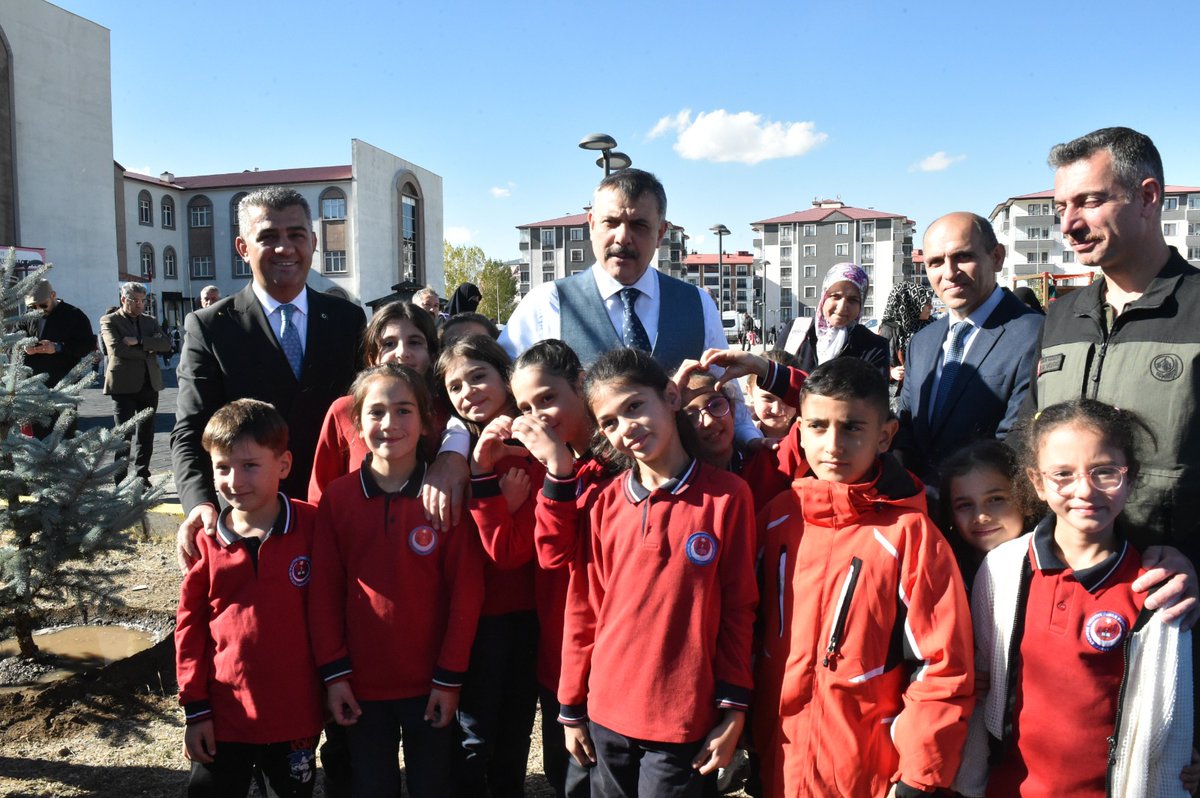 Milli Eğitim Bakanımız Sayın Yusuf Tekin'in talimatlarıyla Erzurum valimiz Sayın Mustafa Çiftçi koordinesinde Orman Bölge müdürlüğünün katkısı ile okul bahçemiz ağaçlandırıldı.
<a href="/Yusuf__Tekin/">Yusuf Tekin</a> 
<a href="/ErzurumValiligi/">T.C.Erzurum Valiliği</a> 
<a href="/ekicis20/">Süleyman EKİCİ</a>
<a href="/AGazioglu25/">Abdurrahman GAZİOĞLU</a>