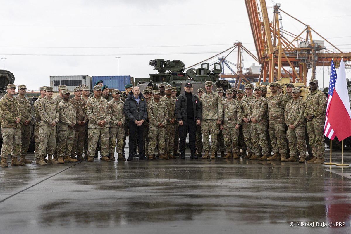 Prezydent RP <a href="/NawrockiKn/">Karol Nawrocki</a> z żołnierzami US Army. 

598. Brygada Transportowa integruje i synchronizuje strategiczne rozmieszczenie i dystrybucję sił naziemnych w celu przemieszczania, rozmieszczania i utrzymania Sił Zbrojnych na rzecz dowództwa USA w Europie (USEUCOM) i Afryce