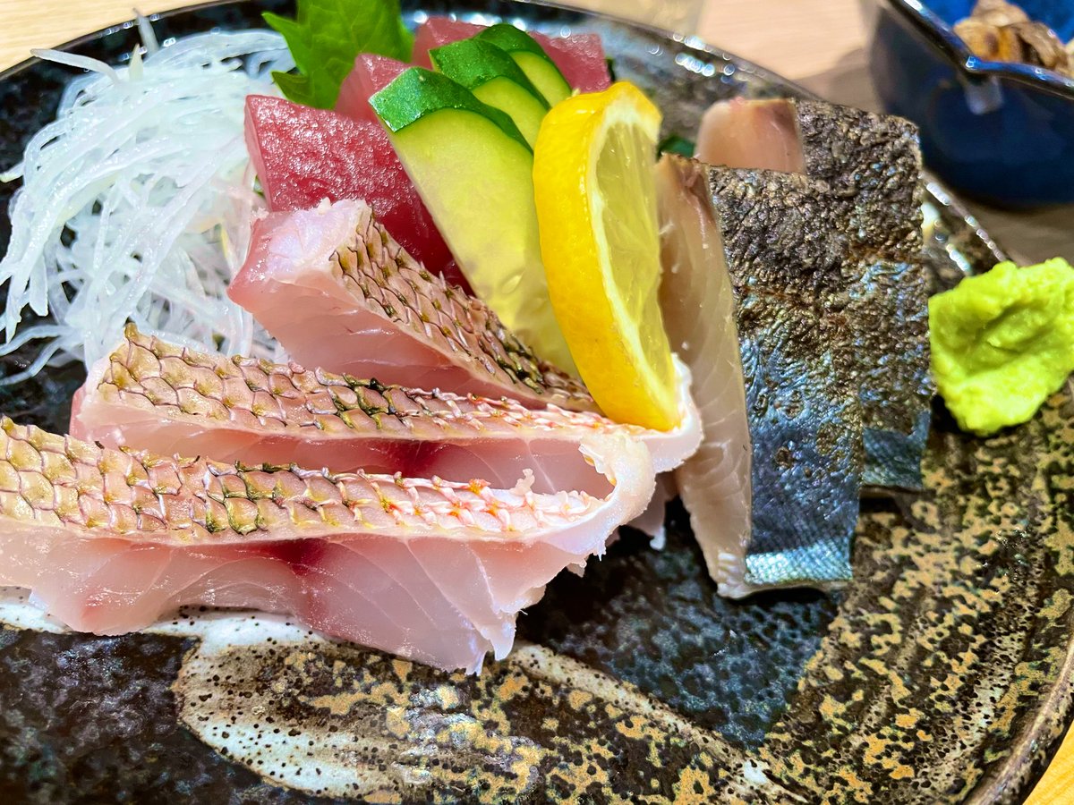shinnpei68's tweet photo. #ぺい飲み　#華金　#日本酒　#やっぱり魚　#バイ貝のうま煮　#まぐろ竜田揚げ　#寿司 https://t.co/x5f1XpP9jV