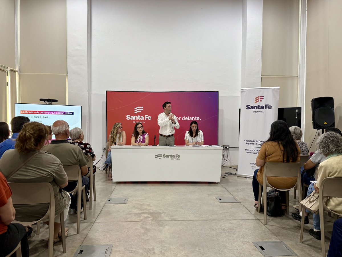 figueroamatias_'s tweet image. #ReConecta 💻❤️
Una gestión moderna también se construye acompañando a quienes más lo necesitan.
Con ReConecta queremos que nadie quede afuera de la nueva forma de vincularse con el Estado y con su comunidad.

Desde el Gobierno de Santa Fe impulsamos una provincia más moderna,…