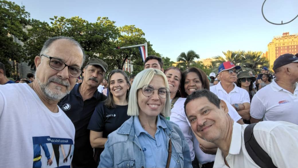 ETECSA_Cuba's tweet photo. Acompañando a miles de cubanos 🇨🇺 amanecieron hoy en la📍Avenida de los Presidentes en el Vedado nuestros trabajadores 👩🏻‍💻👷🏽, en apoyo al pueblo de #Venezuela 🫂 y su soberanía e independencia 🇻🇪. 
#CubaConVenezuela https://t.co/SeFIxKv4gm