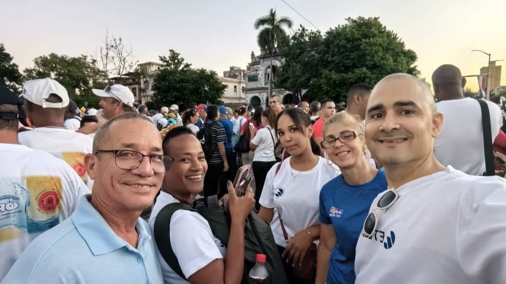 ETECSA_Cuba's tweet photo. Acompañando a miles de cubanos 🇨🇺 amanecieron hoy en la📍Avenida de los Presidentes en el Vedado nuestros trabajadores 👩🏻‍💻👷🏽, en apoyo al pueblo de #Venezuela 🫂 y su soberanía e independencia 🇻🇪. 
#CubaConVenezuela https://t.co/SeFIxKv4gm