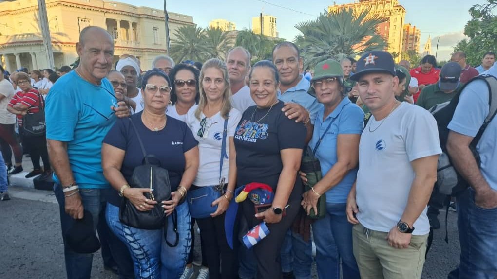 Acompañando a miles de cubanos 🇨🇺 amanecieron hoy en la📍Avenida de los Presidentes en el Vedado nuestros trabajadores 👩🏻‍💻👷🏽, en apoyo al pueblo de #Venezuela 🫂 y su soberanía e independencia 🇻🇪. 
#CubaConVenezuela