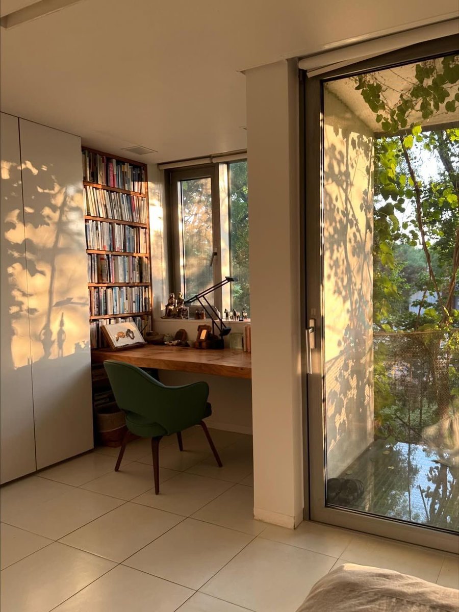 แล้วเล่าไปใครจะเชื่อ ว่าที่ที่จะย้ายไปอยู่ใหม่ มีมุมหน้าต่างคล้ายๆแบบนี้เลย มองออกไปคือวิวดอย คือมันตรงตามที่นี่(ตามหา)เมนิเฟสมาตลอดหนึ่งปี 

เป็นคนที่งานกับคอม เลยอยากมีโต๊ะทำงานที่ติดหน้าต่าง เพราะอยากเงยหน้ามาแล้วเห็นอย่างอื่น ที่ไม่ใช่ผนังห้องอะ...อยากอวดมาก