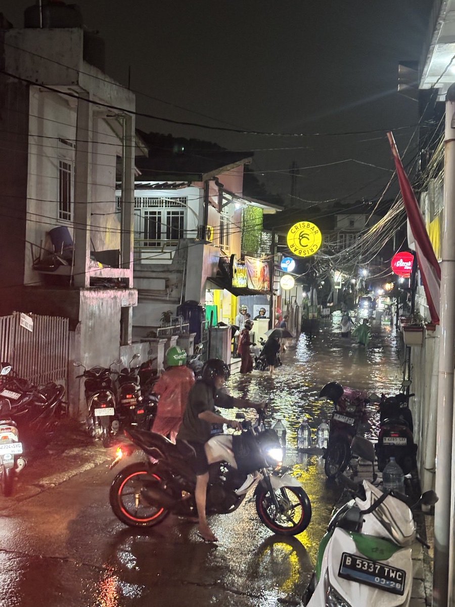 BEMFTUI's tweet image. semoga bukan karena tangisan anak teknik yg lagi berjuang buat uts