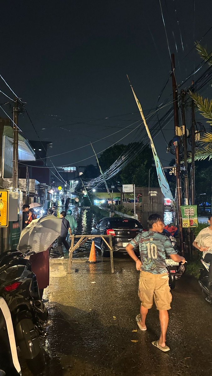 BEMFTUI's tweet image. semoga bukan karena tangisan anak teknik yg lagi berjuang buat uts