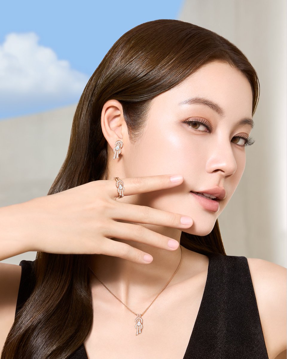 #FREDJewelry #FREDParis
#NamtanTipnaree #filmracha
#น้ำตาลฟิล์ม #NamtanFilm

เมซง FRED ชวนทุกคนมาสัมผัสความเปล่งประกายและอ่อนช้อยของเครื่องประดับดีไซน์ใหม่ในคอลเล็กชั่น Chance Infinie กับน้ำตาล ทิพนารี Friend of the Brand ของเมซง FRED พร้อมด้วยแขกคนพิเศษ ฟิล์ม รชานันท์