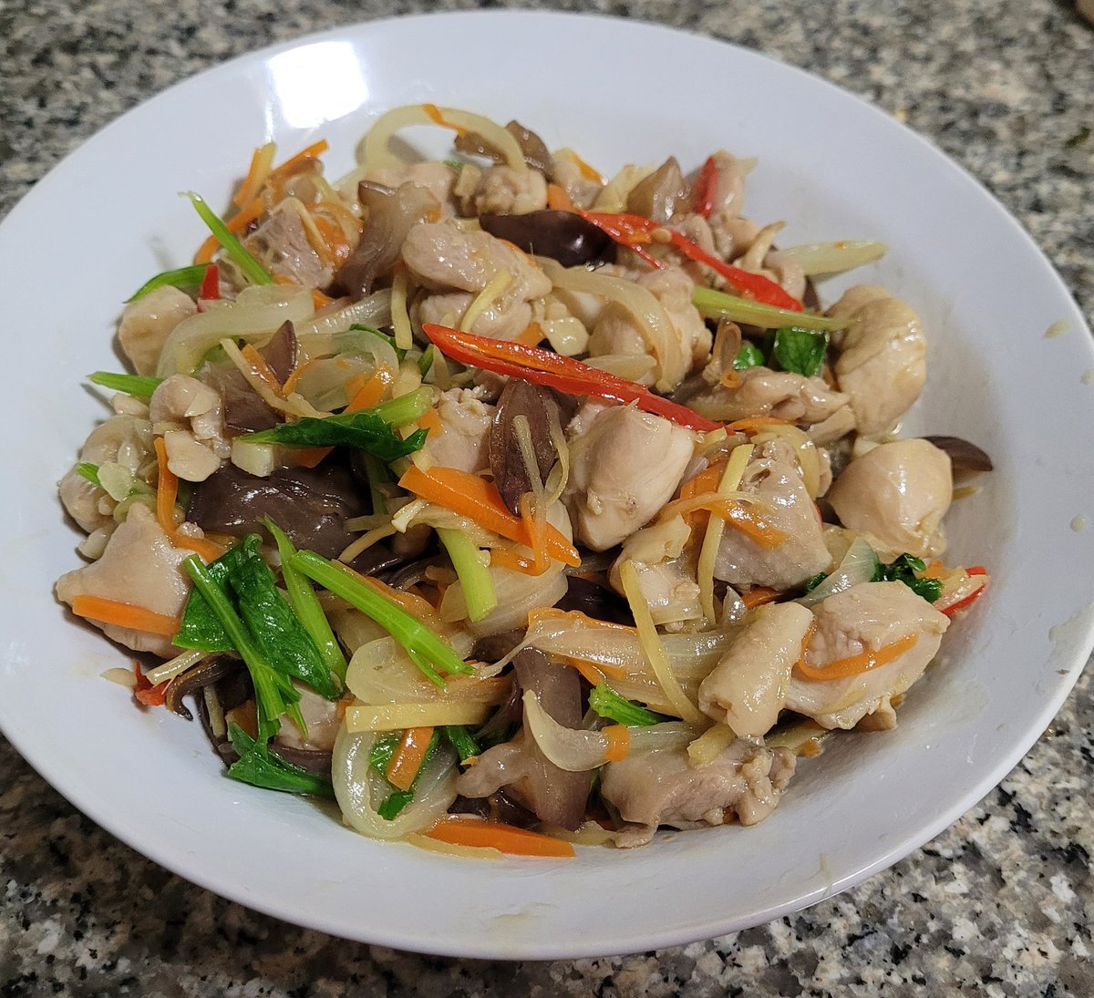 ไก่ผัดขิงค่ะ เมนูนี้หอมมากกก กินกับข้าวสวยอุ่นๆดีงาม😍🍀