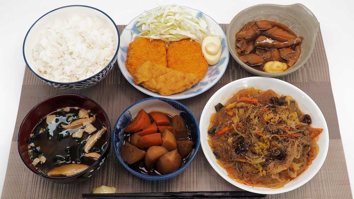 MM_Shokujibu's tweet image. 本日のこどおじ飯🤖#まさおと母の手料理と献立プラスα #おうちごはん #MM食事部
・白米御飯
・コロッケとチキンナゲットとキャベツの千切り
・鱈の甘辛煮生姜添え
・じゃが芋と人参と牛蒡の和風出汁醤油の煮物
・春雨と野菜とキクラゲの中華風ピリ辛炒め煮
・わかめと椎茸の味噌汁