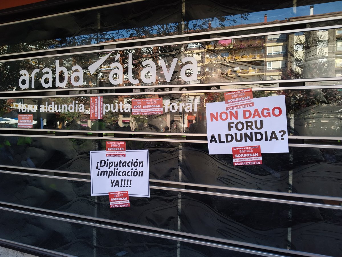 🚨Maderas de Llodioko langileak eta eskualdeko bizilagunak <a href="/Araba/">Arabako Foru Aldundia | Diputación Foral de Álava</a>  Foru Aldundiko bulegoetara sartu dira instituzioen utzikeria salatzeko

📢Maderasen ERErik Ez! 
¡En maderas no sobra nadie! 
📢Maderaseko eta Aiaraldeko etorkizunaren defentsan!✊
#MaderasBorrokan
#SOSaiaraldea