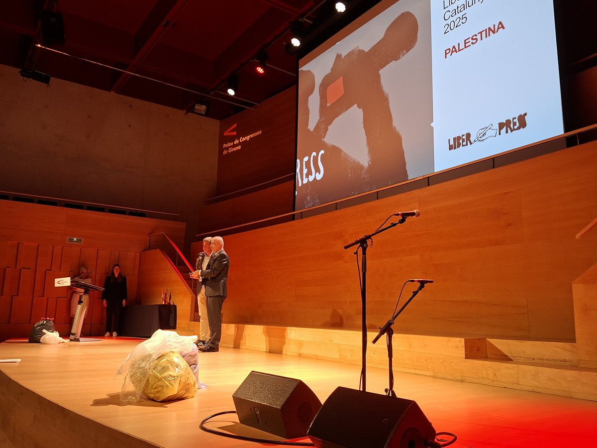 FPGironaFC's tweet image. La Federació de penyes del Girona FC col·labora en l&apos;acte del lliurament dels Premis LiberPress 2025