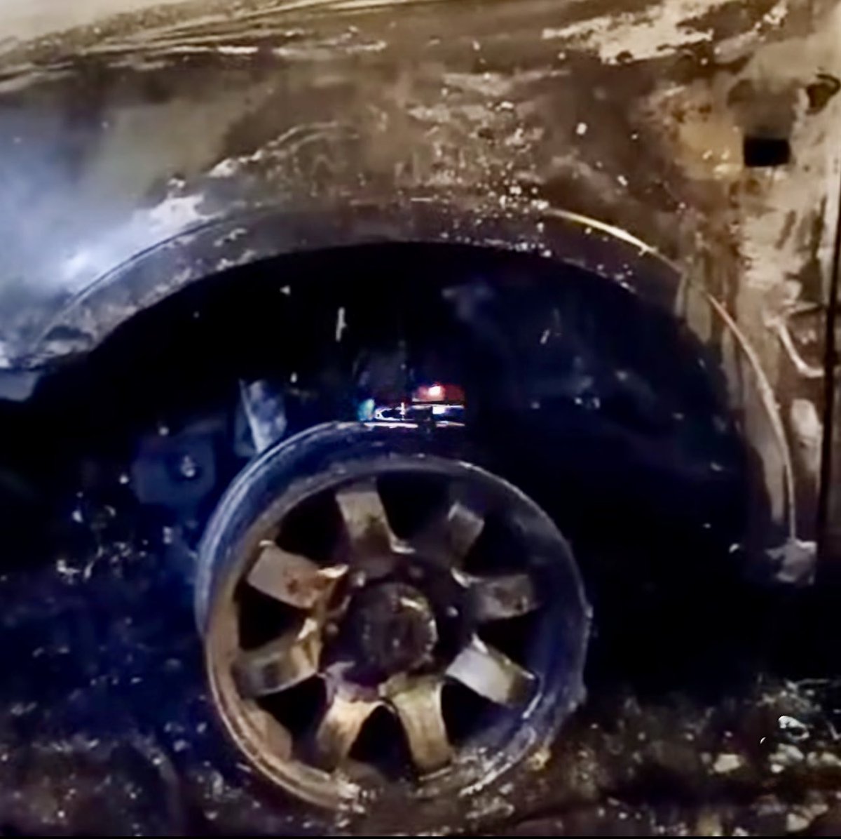 #Cuenca | La madrugada de este viernes la camioneta de unos presuntos cuatreros fue quemada por habitantes de la comunidad de la vía Tarqui- Gullanzhapa- Turi. 
 Según información preliminar hubo una persecución, el resultado un vehículo reducido a chatarra por el fuego.