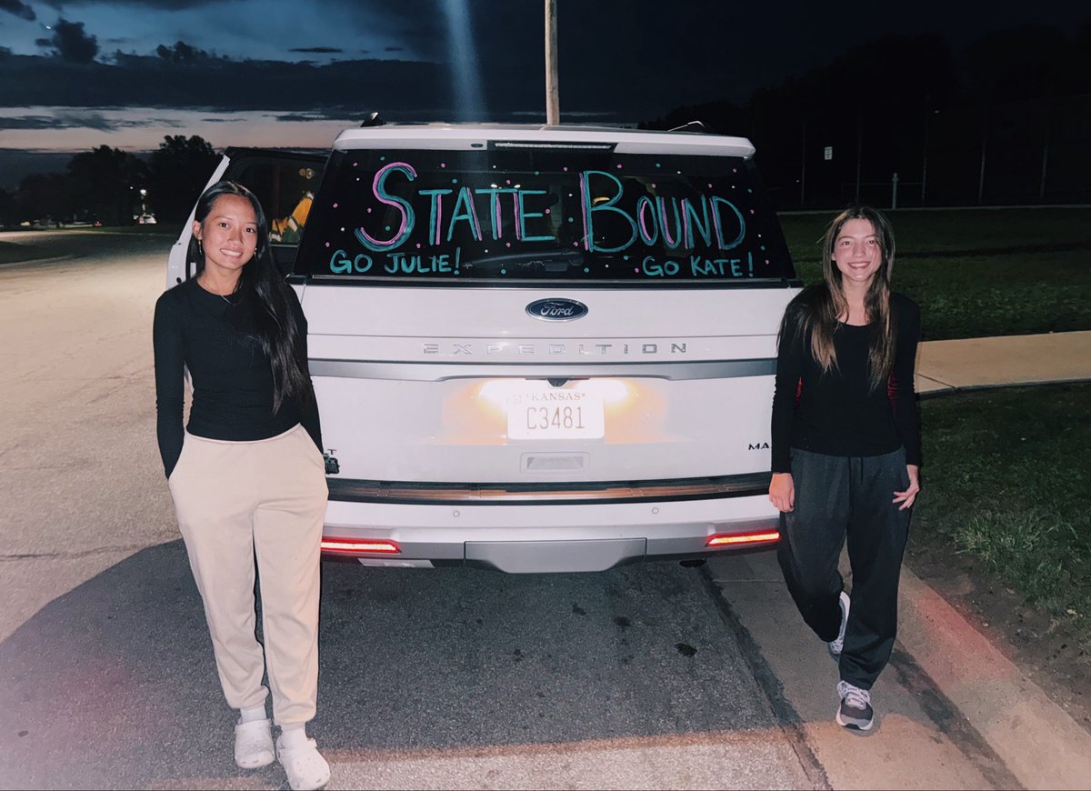 5𝘼 𝙎𝙏𝘼𝙏𝙀 𝙂𝘼𝙈𝙀𝘿𝘼𝙔!!! We are on the road to Topeka for Julie and Kate’s 1st State appearance! Play begins at 10:30AM. Let’s go ladies! 💚🎾