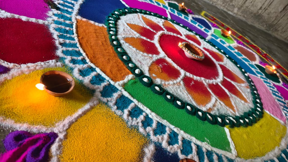 DduUniversity's tweet photo. "रंग बिरंगी रंगोली के साथ दीपों की रौशनी, यही है हमारी दिवाली की असली खूबसूरती।"
अर्थशास्त्र विभाग के विद्यार्थियों द्वारा सुंदर रंगोली के साथ दीप प्रज्वलित कर दीपावली के पावन त्यौहार का सुंदर आगाज प्रस्तुत किया गया। 
हार्दिक बधाई एवं शुभकामनाएं https://t.co/rxSWUApBX6