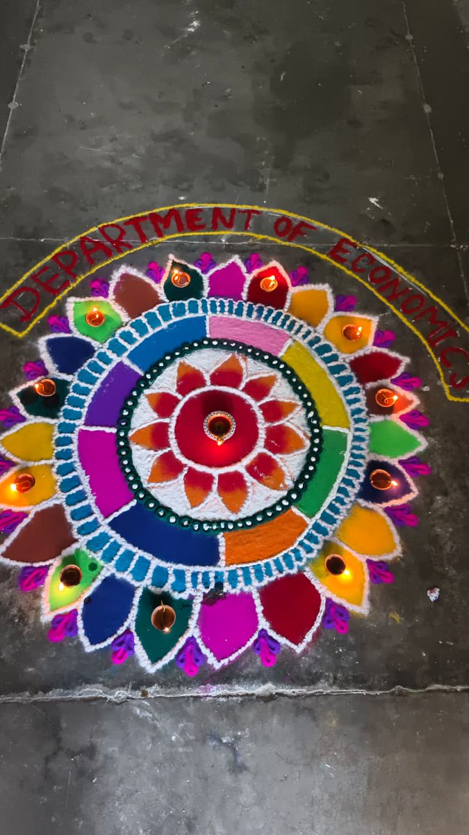 DduUniversity's tweet photo. "रंग बिरंगी रंगोली के साथ दीपों की रौशनी, यही है हमारी दिवाली की असली खूबसूरती।"
अर्थशास्त्र विभाग के विद्यार्थियों द्वारा सुंदर रंगोली के साथ दीप प्रज्वलित कर दीपावली के पावन त्यौहार का सुंदर आगाज प्रस्तुत किया गया। 
हार्दिक बधाई एवं शुभकामनाएं https://t.co/rxSWUApBX6