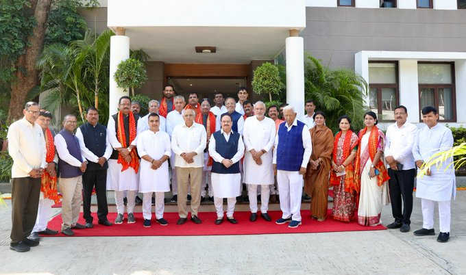 airnews_abad's tweet image. #Gujarat #LeadershipChange #GujaratPolitics 

રાષ્ટ્રીય અધ્યક્ષ અને કેન્દ્રીય મંત્રી @JPNadda એ આજે ગુજરાત સરકારના નવનિયુક્ત મંત્રીઓ સહિત મંત્રીમંડળ સાથે મુલાકાત કરી.