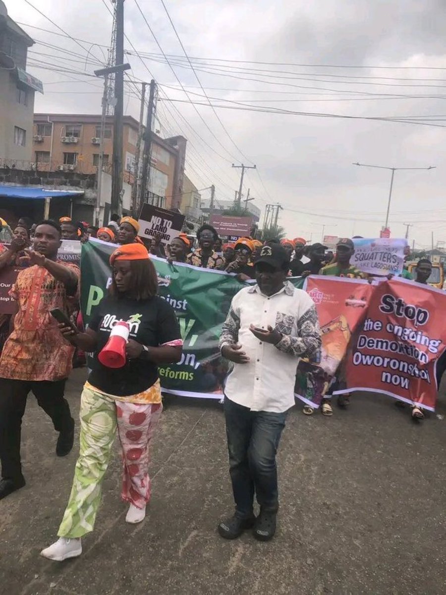 lekeyor's tweet photo. The people are out, demanding justice and dignity!
No to force eviction. No to anti-people policies.
#TakeItBack
#LagosProtest
#EndPoverty
#RevolutionNow
#Oworonshoki https://t.co/MeVqrE4IcO