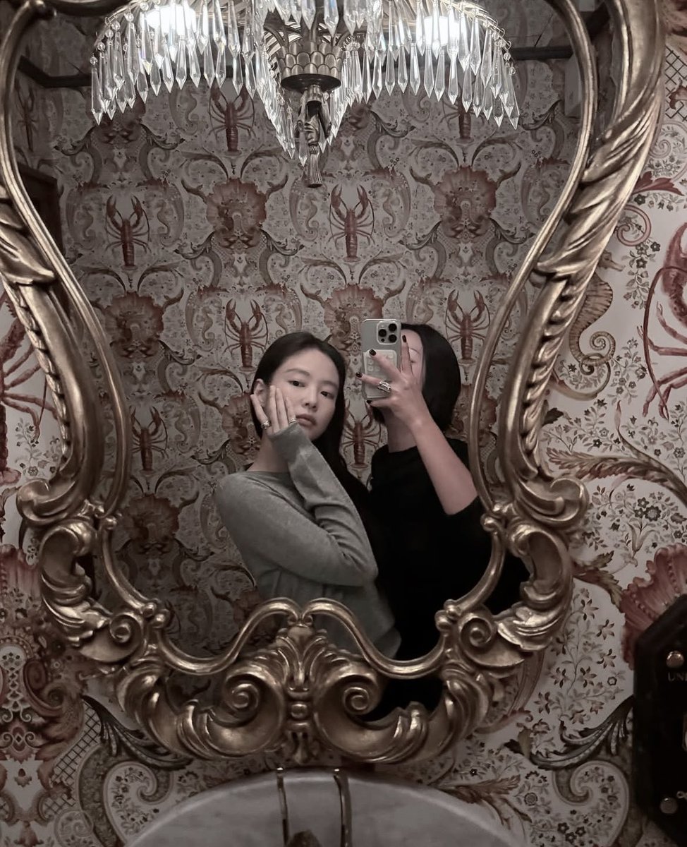 Rubywane's tweet image. Paris with my favorite people — endless laughter, spontaneous adventures! We chased sunsets, and made a thousand tiny memories I’ll never forget. Here’s to friendship, to freedom, and to the city that stole our hearts — Paris, you were everything we dreamed of and more!