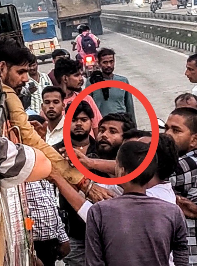 RohanSingh1024's tweet photo. @upsrtc_lko की लखनऊ से वाराणसी जा रही बस को एक शराबी व्यक्ति ने रहमतनगर (थाना गंगागंज) के पास रोककर बस में मौजूद ड्राइवर, कंडक्टर और यात्रियों के साथ मारपीट की।
कंडक्टर ने पुलिस को सूचना तक नहीं दी! कृपया तुरंत कार्रवाई करें। 🙏
#PlsHelpMe
@Uppolice @dgpup @UPGovt https://t.co/D0x1J7G4fv