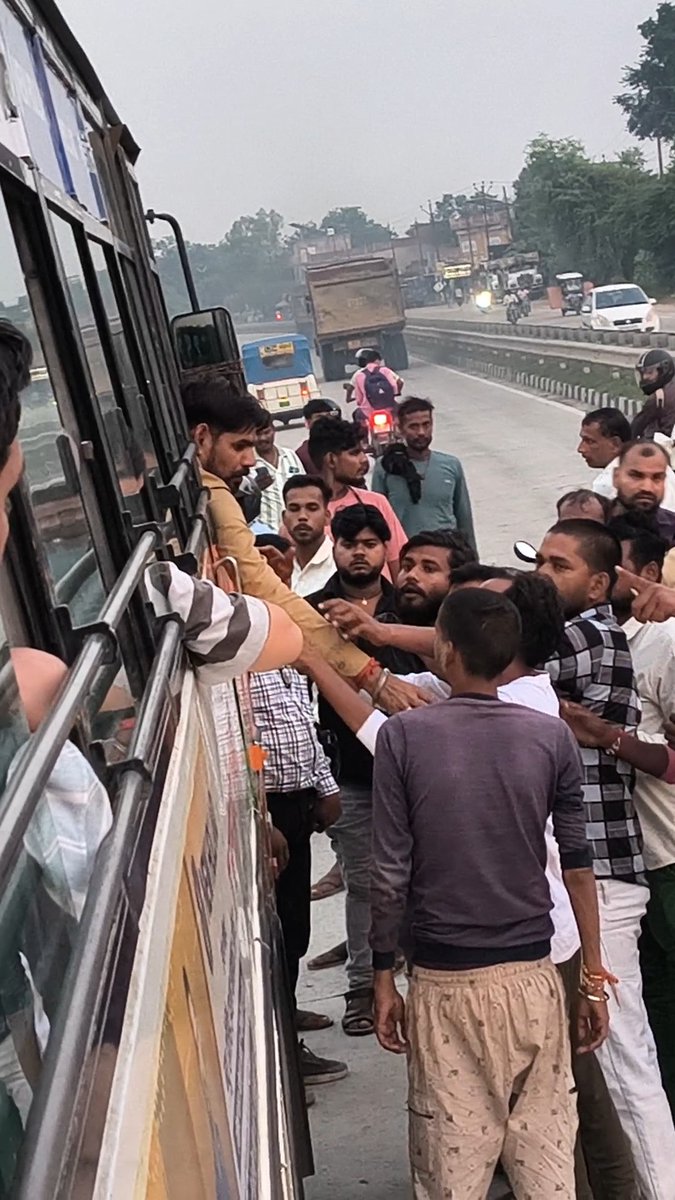 RohanSingh1024's tweet photo. @upsrtc_lko की लखनऊ से वाराणसी जा रही बस को एक शराबी व्यक्ति ने रहमतनगर (थाना गंगागंज) के पास रोककर बस में मौजूद ड्राइवर, कंडक्टर और यात्रियों के साथ मारपीट की।
कंडक्टर ने पुलिस को सूचना तक नहीं दी! कृपया तुरंत कार्रवाई करें। 🙏
#PlsHelpMe
@Uppolice @dgpup @UPGovt https://t.co/D0x1J7G4fv