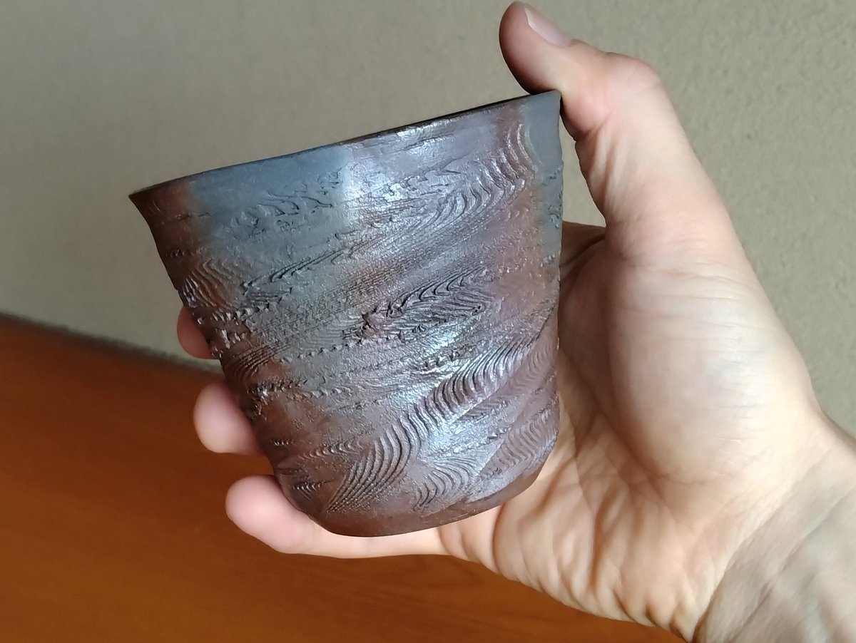 今回出品する作品の紹介です。
練込みの飯碗、ぐい呑。
流水文のコーヒーカップとロックグラスです。

いずれの作品も結果としてまつり限定のようにになっているので、
いっそのことまつりの時は定番商品は作らないというのもアリかな…？

#備前焼
#備前焼陶友会
#髙木純
#備前焼まつり
