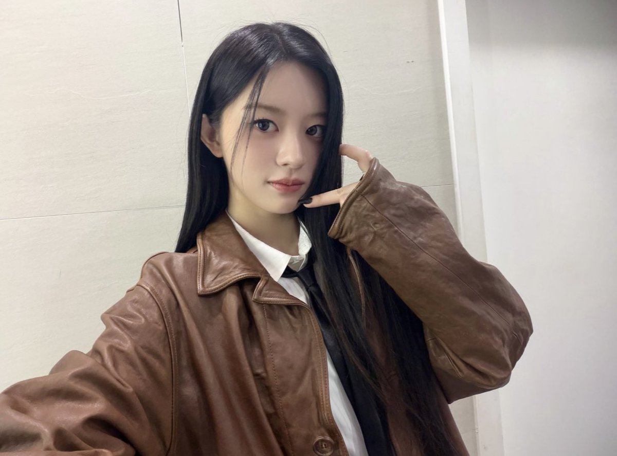 KBSMusicBank's tweet photo. 2주 쉬다 왔더니 어느새 다가온 가을 🍂🍁
감기 조심하세요 🤧 https://t.co/0z0DZecqwX